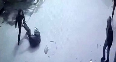 Kaza sonrası bıçaklı kavga kamerada