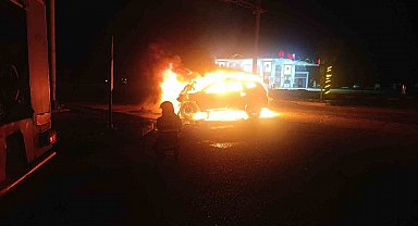 Kaza yapan araç alevlere teslim oldu