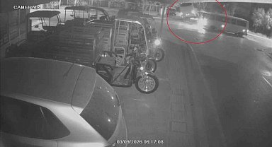 Kaza yapan otel servisi, park halindeki araçların üzerine devrildi