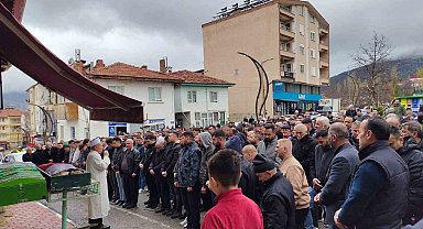 Kazada hayatını kaybeden nişanlı çift yan yana toprağa verildi