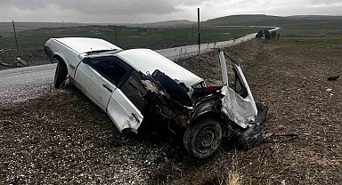 Kazada ikiye bölünen otomobil sürücüsü yaralandı