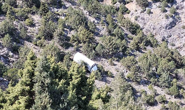 Kemaliye'de freni patlayan kamyon uçuruma yuvarlandı