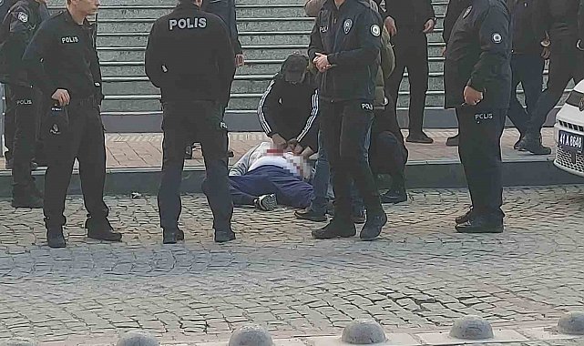 Kendisine istismarda bulunduğunu iddia ettiği şahsı adliye önünde kalbinden bıçakladı