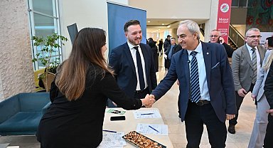 Kepez'de iş arayanlarla işverenler aynı çatı altında buluştu