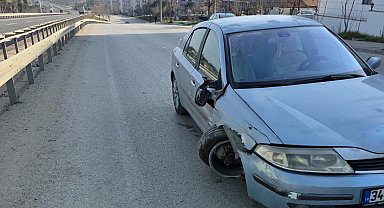 Keşan'da refüje çarpan otomobilin sürücüsü yaralandı