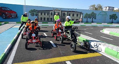 Kilis'te öğrenciler trafik parkında direksiyon başına geçti