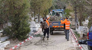 Kırıkkale Belediyesi mezarlıklarda bakım çalışması başlattı