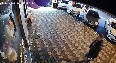 Kırılan bardak tartışmasında "Beni müşterilerin yanında rezil ediyorsun, ben yapacağımı biliyorum" diyen kadının kocası, iş yerinin camına kaldırım taşı fırlattı