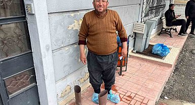 Kirli çizmelerini çıkarıp galoşla aile sağlığı merkezine girdi