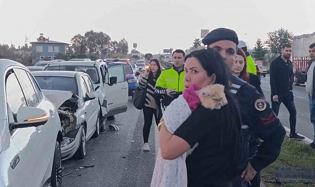 Kırmızı ışıkta bekleyen araçlara çarpıp olay yerinden ayrıldı: 4 yaralı