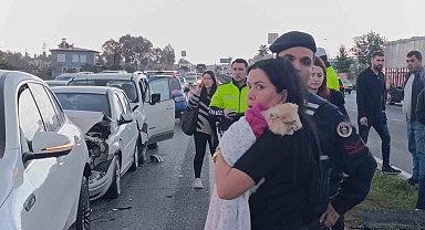 Kırmızı ışıkta bekleyen araçlara çarpıp olay yerinden ayrıldı: 4 yaralı