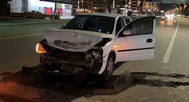 Kırmızı ışıkta bekleyen otomobile arkadan çarptı: 1 yaralı