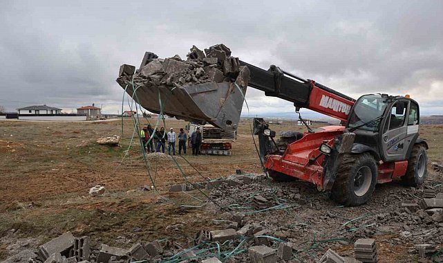 Kırşehir'de briket yüklü kamyon yan yattı