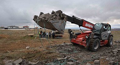 Kırşehir'de briket yüklü kamyon yan yattı