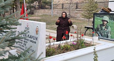 Kırşehir'de şehitlikte duygusal anlar yaşandı