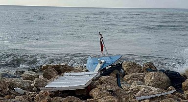 Kıyıya yanaşmak istedikleri tekne kayalıklara çarpıp paramparça oldu