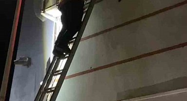 Klima motoruna sıkışan yavru kedi kurtarıldı