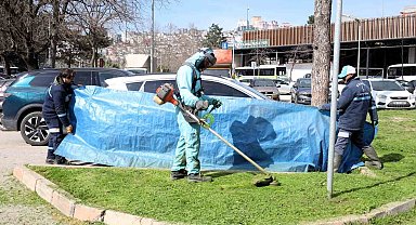 Kocaeli'de yeşil alan bakımlarında araçlar brandalarla korunuyor