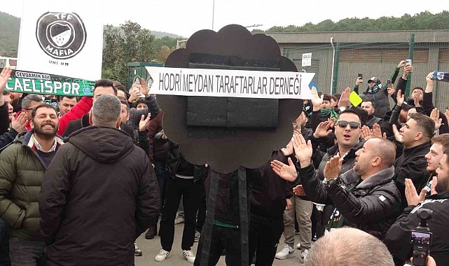 Kocaelispor taraftarları, TFF önüne siyah çelenk bıraktı