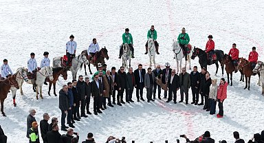 Kökbörü ve Kızak Şampiyonası 5 bin kişiyi Erciyes'te buluşturdu