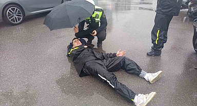 Komiserden örnek davranış, yaralı kuryenin başından ayrılmadı