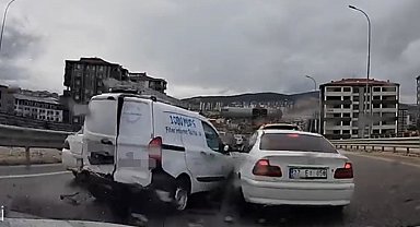 Kontrolden çıkan araç, önündeki 4 araca çarptı: O anlar kamerada