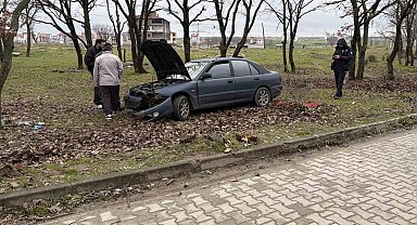 Kontrolden çıkan otomobil ağaçlık alana daldı: 1 yaralı