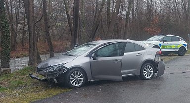 Kontrolden çıkan otomobil alt yola uçtu: 3 yaralı