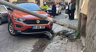 Kontrolden çıkan otomobil aydınlatma direğini devirdi