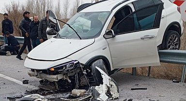 Kontrolden çıkan otomobil bariyerlerde asılı kaldı: 4 yaralı