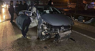 Kontrolden çıkan otomobil bariyerlere çarptı: 2 yaralı