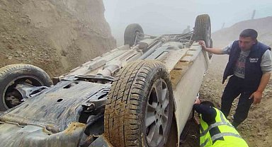 Kontrolden çıkan otomobil DESKİ tarafından açılan çukura yuvarlandı; 1 yaralı