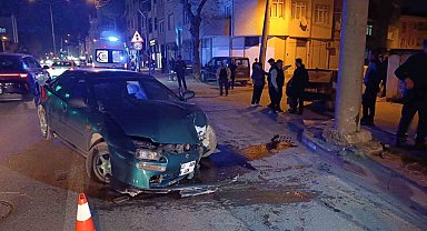 Kontrolden çıkan otomobil direğe çarptı: 3 yaralı