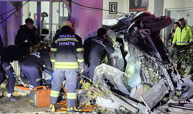 Kontrolden çıkan otomobil iş yerine girdi: 3 yaralı