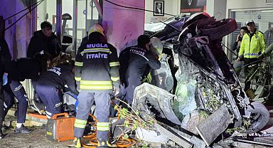 Kontrolden çıkan otomobil iş yerine girdi: 3 yaralı