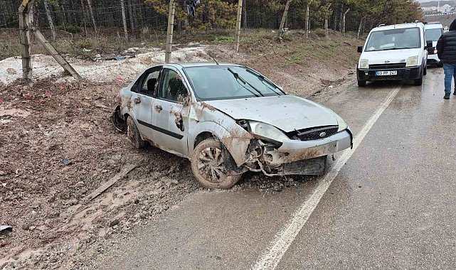 Kontrolden çıkan otomobil yol kenarına savruldu: 3 yaralı
