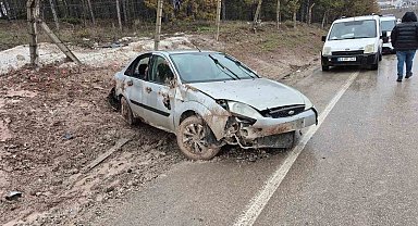 Kontrolden çıkan otomobil yol kenarına savruldu: 3 yaralı