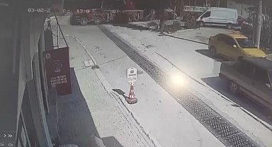 Kontrolden çıkan vincin otomobilleri sürüklediği anlar kamerada