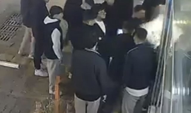 Konuşuyormuş gibi yapıp aniden yumruk attı, ortalık meydan muharebesini aratmadı