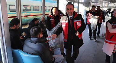Konya'da iftar vaktine yolda yakalananlara iftarlık ikram edildi
