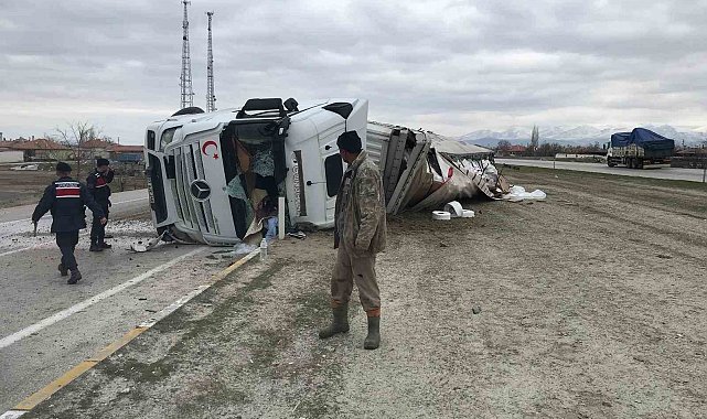 Konya'da iplik yüklü tır devrildi: 1 yaralı