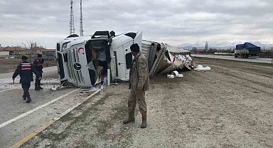 Konya'da iplik yüklü tır devrildi: 1 yaralı