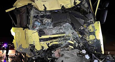 Konya'da kamyon tıra arkadan çarptı: 1 yaralı