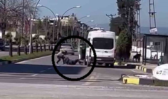 Korku dolu anlar kamerada: Yere yatırdığı minibüs şoförünü defalarca yumrukladı