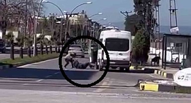 Korku dolu anlar kamerada: Yere yatırdığı minibüs şoförünü defalarca yumrukladı