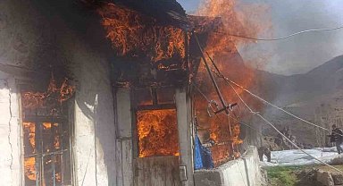 Köy evinde korkutan yangın