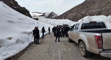Köy yoluna çığ düştü, ekipler yolu açmak için çalışma başlattı
