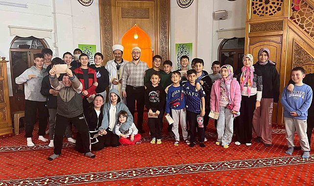 Köyceğiz'de çocuklar son teravihte bayram harçlıklarını aldı