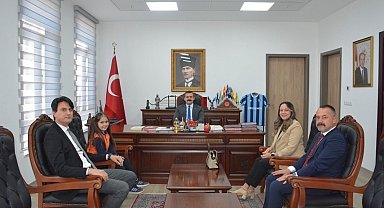 Köyceğiz'de İstiklal Marşı'nı okuma yarışmasında 1'inci olan öğrenci ödüllendirildi