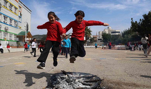 Kozan'da öğrenciler Nevruz'u coşkuyla kutladı